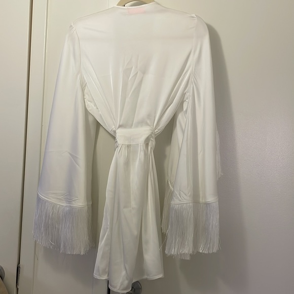 Elegant White Fringe Robe - Picture 2 of 3